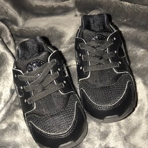 Toddler Nike Huaraches tennis shoes !